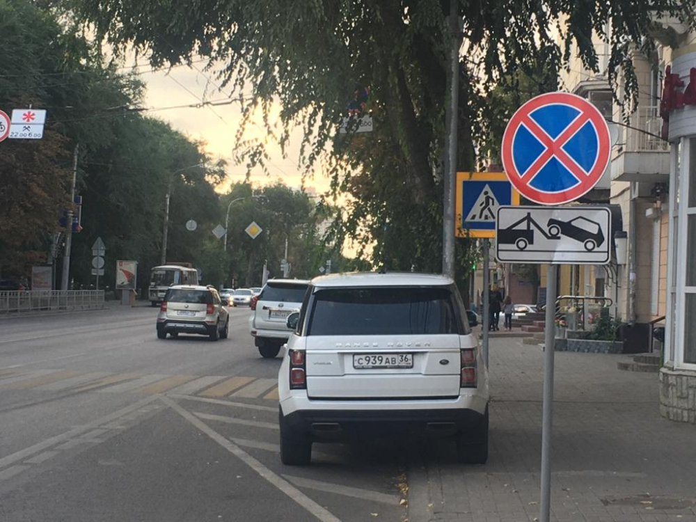 Депутат Сысоев переложил на брата наглую парковку Range Rover в Воронеже Депутат Сысоев переложил на брата наглую парковку Range Rover в Воронеже