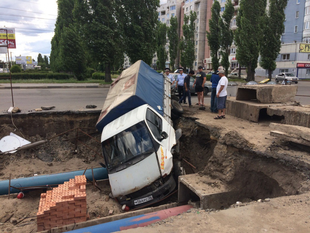 В Воронеже «газелист» на полном ходу улетел в котлован у «Линии» В Воронеже «газелист» на полном ходу улетел в котлован у «Линии»
