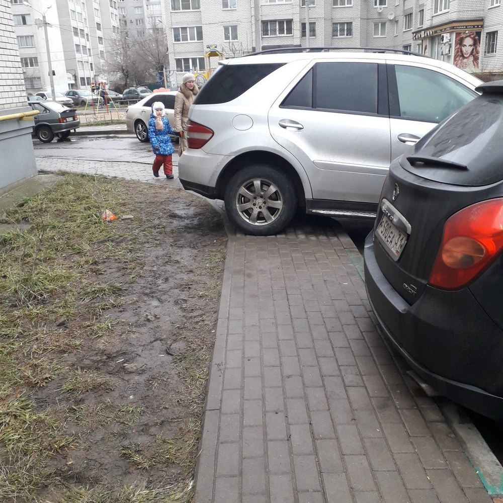 Четкая парковка элитного внедорожника испортила утро воронежцам Четкая парковка элитного внедорожника испортила утро воронежцам