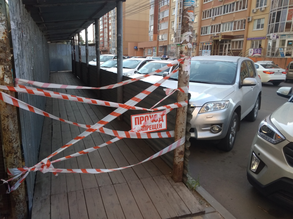 В центре Воронежа строители вынуждают прохожих идти по проезжей части В центре Воронежа строители вынуждают прохожих идти по проезжей части