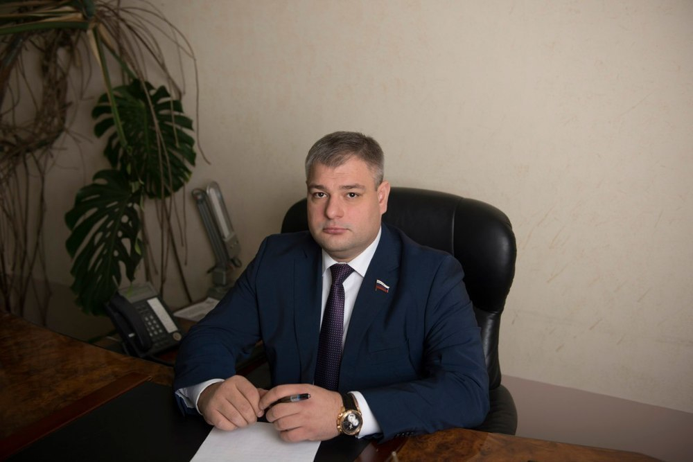 Потомственный строитель и депутат Воронежской облдумы Баринов окружился бетономешалками Потомственный строитель и депутат Воронежской облдумы Баринов окружился бетономешалками