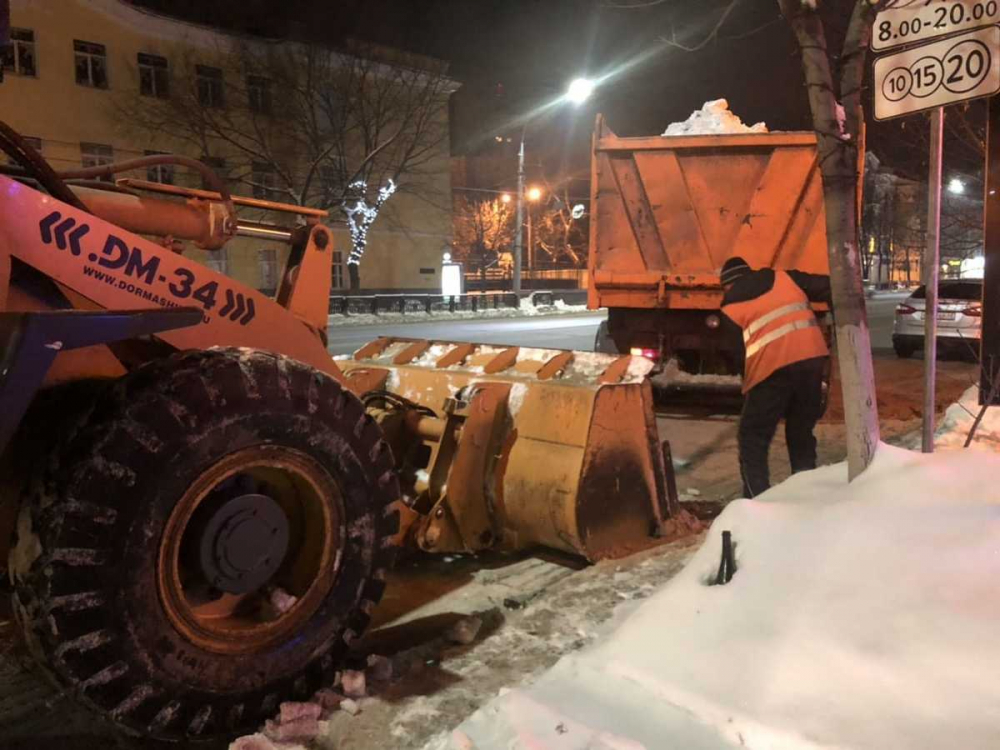 Власти сообщили о 3290 «кубах» снега, вывезенных за сутки в Воронеже Власти сообщили о 3290 «кубах» снега, вывезенных за сутки в Воронеже