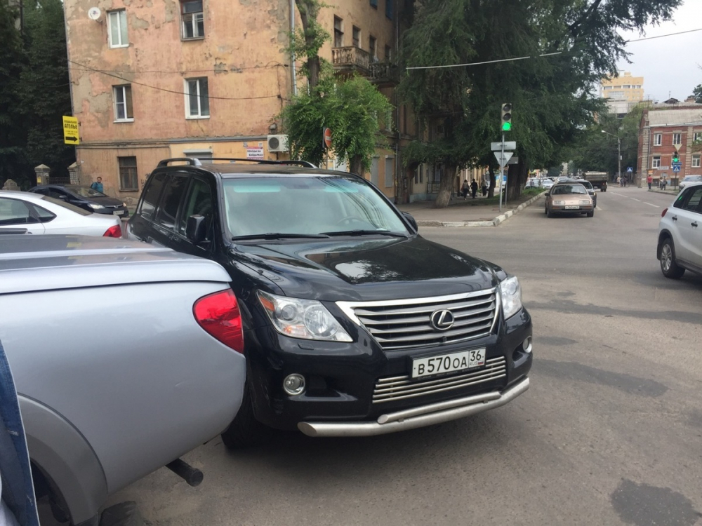 Асфальтовые короли на Lexus с номерами воронежской администрации плюют на закон Асфальтовые короли на Lexus с номерами воронежской администрации плюют на закон