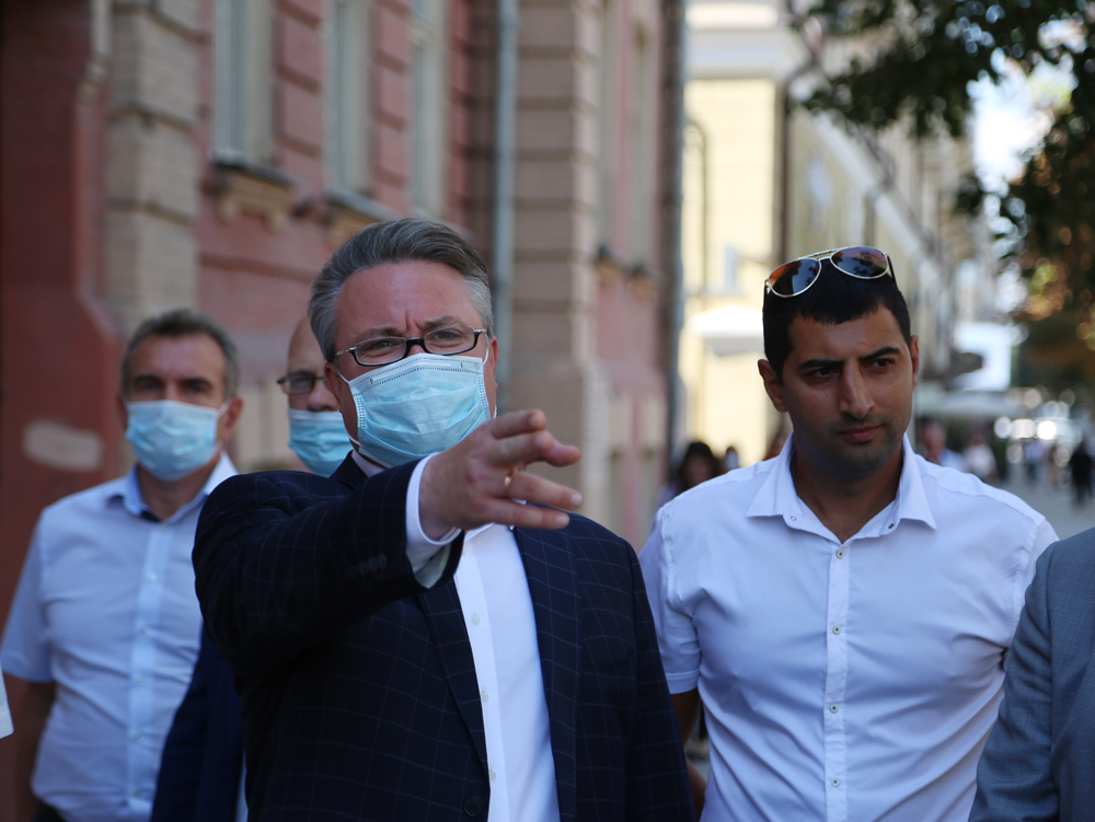 Мэр Воронежа указал на недостатки ремонта тротуаров в центре города Мэр Воронежа указал на недостатки ремонта тротуаров в центре города