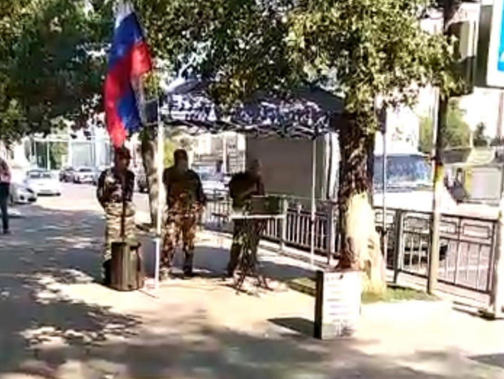 Десантников поздравили песней в неожиданном месте в Воронеже Десантников поздравили песней в неожиданном месте в Воронеже