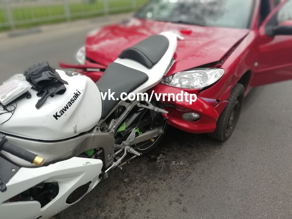 Мотоцикл Kawasaki унизил Peugeot при ДТП в Воронеже Мотоцикл Kawasaki унизил Peugeot при ДТП в Воронеже