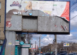 Сильный ветер и билборд едва не стали причинами трагедии в Воронеже Сильный ветер и билборд едва не стали причинами трагедии в Воронеже