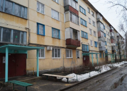 В воронежской многоэтажке хорошую кровлю коммунальщики заменили на клеенку В воронежской многоэтажке хорошую кровлю коммунальщики заменили на клеенку