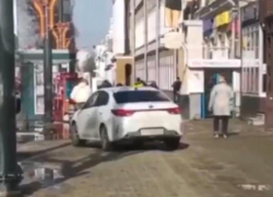 Автомобилист некрасиво показал царские замашки в центре Воронежа Автомобилист некрасиво показал царские замашки в центре Воронежа