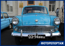 Шик начищенных до блеска ретро-автомобилей показали в Воронеже Шик начищенных до блеска ретро-автомобилей показали в Воронеже