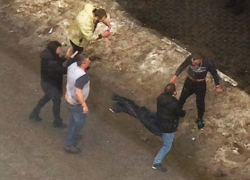 На видео попало избиение мужчины хулиганами в самом центре Воронежа На видео попало избиение мужчины хулиганами в самом центре Воронежа