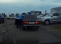 В Воронеже полковник ВВС безнаказанно избил водителя «семерки» В Воронеже полковник ВВС безнаказанно избил водителя «семерки»