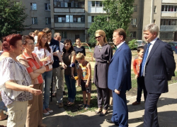 Алексей Гордеев инспектирует дворы Воронежа на комфортабельном Мерседесе с "мигалкой" Алексей Гордеев инспектирует дворы Воронежа на комфортабельном Мерседесе с "мигалкой"