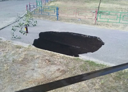 В Юго-Западном микрорайоне Воронежа на дороге провалился асфальт В Юго-Западном микрорайоне Воронежа на дороге провалился асфальт
