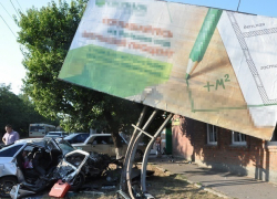 В Ростове «ВАЗ-2112» с воронежскими номерами протаранил рекламный щит: 1 погиб, 1 травмирован В Ростове «ВАЗ-2112» с воронежскими номерами протаранил рекламный щит: 1 погиб, 1 травмирован
