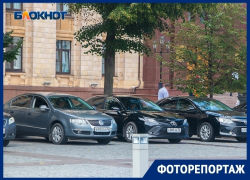 Какие автомобили паркуются у правительства и мэрии Воронежа Какие автомобили паркуются у правительства и мэрии Воронежа