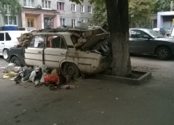 Воронежцы жалуются на стоящую во дворе машину, которая засыпана мусором Воронежцы жалуются на стоящую во дворе машину, которая засыпана мусором
