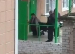 Ползущую на коленях в больницу бабушку сняли на видео в Воронеже Ползущую на коленях в больницу бабушку сняли на видео в Воронеже