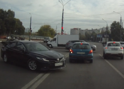 Массовый беспредел иномарок сняли на видео в Воронеже Массовый беспредел иномарок сняли на видео в Воронеже