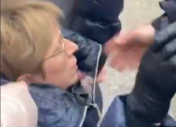 Женщина потеряла сознание во время несогласованной акции в центре Воронежа Женщина потеряла сознание во время несогласованной акции в центре Воронежа