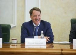 Отец-основатель закона о золотых пенсиях и парашютах Алексей Гордеев пожалует в Воронежскую область на День дурака Отец-основатель закона о золотых пенсиях и парашютах Алексей Гордеев пожалует в Воронежскую область на День дурака