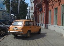Винтажная «двойка» показала превосходство над пешеходами в центре Воронежа Винтажная «двойка» показала превосходство над пешеходами в центре Воронежа