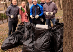 Воронежские студенты очистили парк "Динамо" от многолетнего мусора Воронежские студенты очистили парк "Динамо" от многолетнего мусора