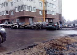 Взрыв в центре Воронежа уничтожил 5 автомобилей Взрыв в центре Воронежа уничтожил 5 автомобилей