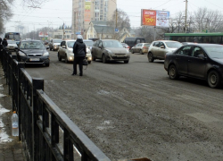 В Воронеже на Памятнике Славы после переноса остановки люди продолжают ждать транспорт и переходить дорогу на старом месте В Воронеже на Памятнике Славы после переноса остановки люди продолжают ждать транспорт и переходить дорогу на старом месте