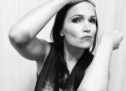 Экс-солистка группы Nightwish получила травмы, поскользнувшись на льду в Воронеже Экс-солистка группы Nightwish получила травмы, поскользнувшись на льду в Воронеже