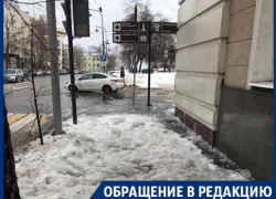 Ледяной обстрел тротуара устроили в центре Воронежа Ледяной обстрел тротуара устроили в центре Воронежа