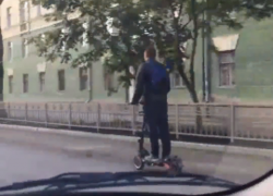 Поездку на электросамокате на безумной для него скорости сняли в Воронеже Поездку на электросамокате на безумной для него скорости сняли в Воронеже