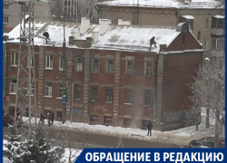 Экстремальная чистка крыши толкнула школьников на дорогу в Воронеже Экстремальная чистка крыши толкнула школьников на дорогу в Воронеже