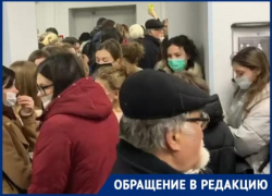 Ковидную давку в стенах поликлиники устроили пациенты в Воронеже Ковидную давку в стенах поликлиники устроили пациенты в Воронеже