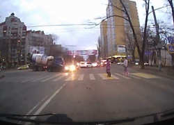 В Воронеже на перекрестке Беговой столкнулись две иномарки В Воронеже на перекрестке Беговой столкнулись две иномарки