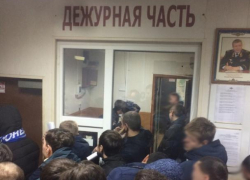 Фанатов «Факела» массово задержали после файер-шоу в Воронеже Фанатов «Факела» массово задержали после файер-шоу в Воронеже