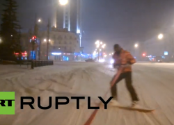 В Воронеже по снежным дорогам катаются сноубордисты (Видео) В Воронеже по снежным дорогам катаются сноубордисты (Видео)