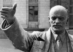 71 год назад в центр Воронежа вернули обновленного Ленина 71 год назад в центр Воронежа вернули обновленного Ленина