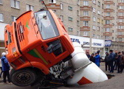 В Воронеже бетономешалка провалилась под землю В Воронеже бетономешалка провалилась под землю