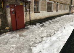 Ледяное препятствие возникло на пути у пешеходов в самом центре Воронежа Ледяное препятствие возникло на пути у пешеходов в самом центре Воронежа