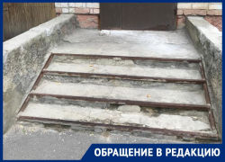 У «Сплина» нет выхода, а у семилукцев входа: жители жалуются на разрушение входной группы подъезда У «Сплина» нет выхода, а у семилукцев входа: жители жалуются на разрушение входной группы подъезда