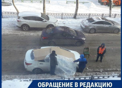 Воронежские коммунальщики начали класть картон на машины при сбивании сосулек Воронежские коммунальщики начали класть картон на машины при сбивании сосулек