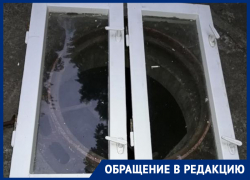 Оконной рамой прикрыли люк во дворе воронежской многоэтажки Оконной рамой прикрыли люк во дворе воронежской многоэтажки