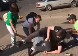 Жестокое избиение девушки в центре Воронежа сняли на видео Жестокое избиение девушки в центре Воронежа сняли на видео