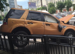 Land Rover оседлал ограду после ДТП с шестью машинами в Воронеже Land Rover оседлал ограду после ДТП с шестью машинами в Воронеже