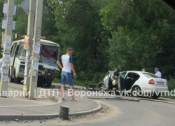 Шесть человек пострадали в ДТП с автобусом и Skoda в Воронеже Шесть человек пострадали в ДТП с автобусом и Skoda в Воронеже