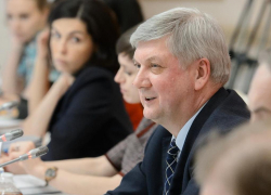 О нелегкой доле чиновников поведал губернатор Александр Гусев О нелегкой доле чиновников поведал губернатор Александр Гусев