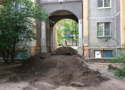 Воронежцы возмутились ямой в арке на Путиловской, куда падают люди Воронежцы возмутились ямой в арке на Путиловской, куда падают люди