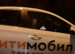 Блондинку с книгой за рулем такси показали на видео в Воронеже Блондинку с книгой за рулем такси показали на видео в Воронеже