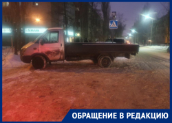 Автомобилист хамовато подчинил себе «зебру» у воронежских школ Автомобилист хамовато подчинил себе «зебру» у воронежских школ